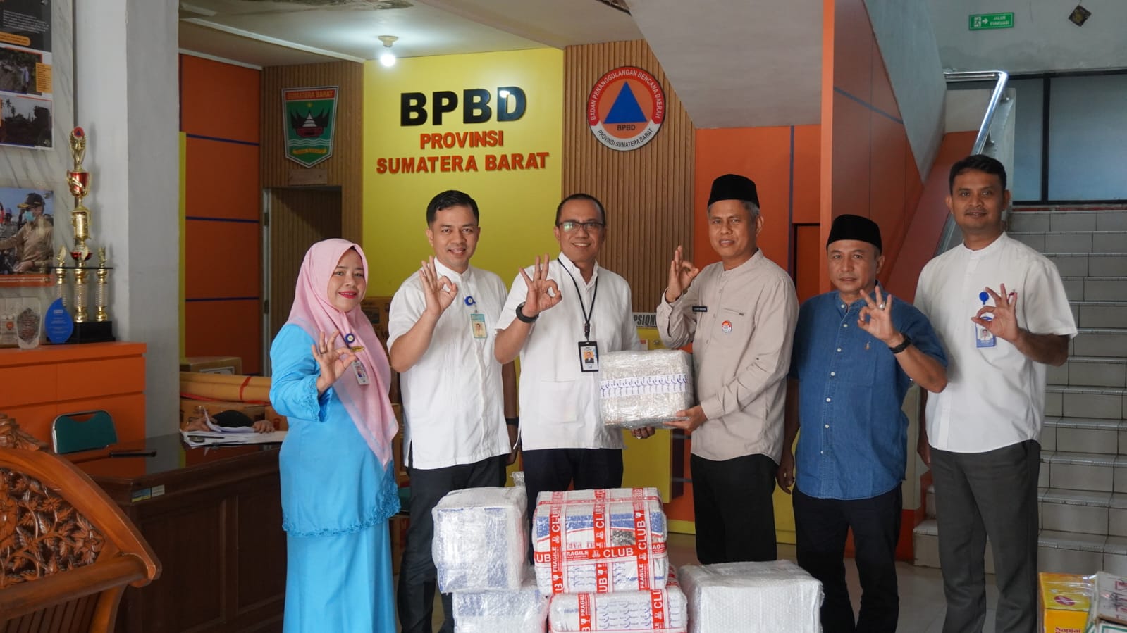 Bank Nagari Kirim 50 Kg Rendang dan Bantuan Rp50 Juta untuk Warga NTT