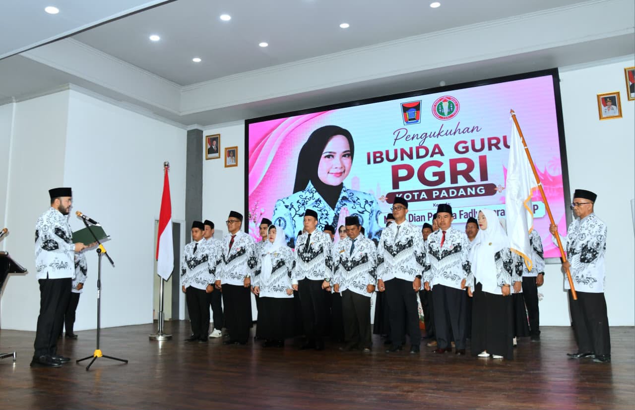 Wako Fadly Amran Kukuhkan Pengurus PGRI Kota Padang Periode 2025-2030