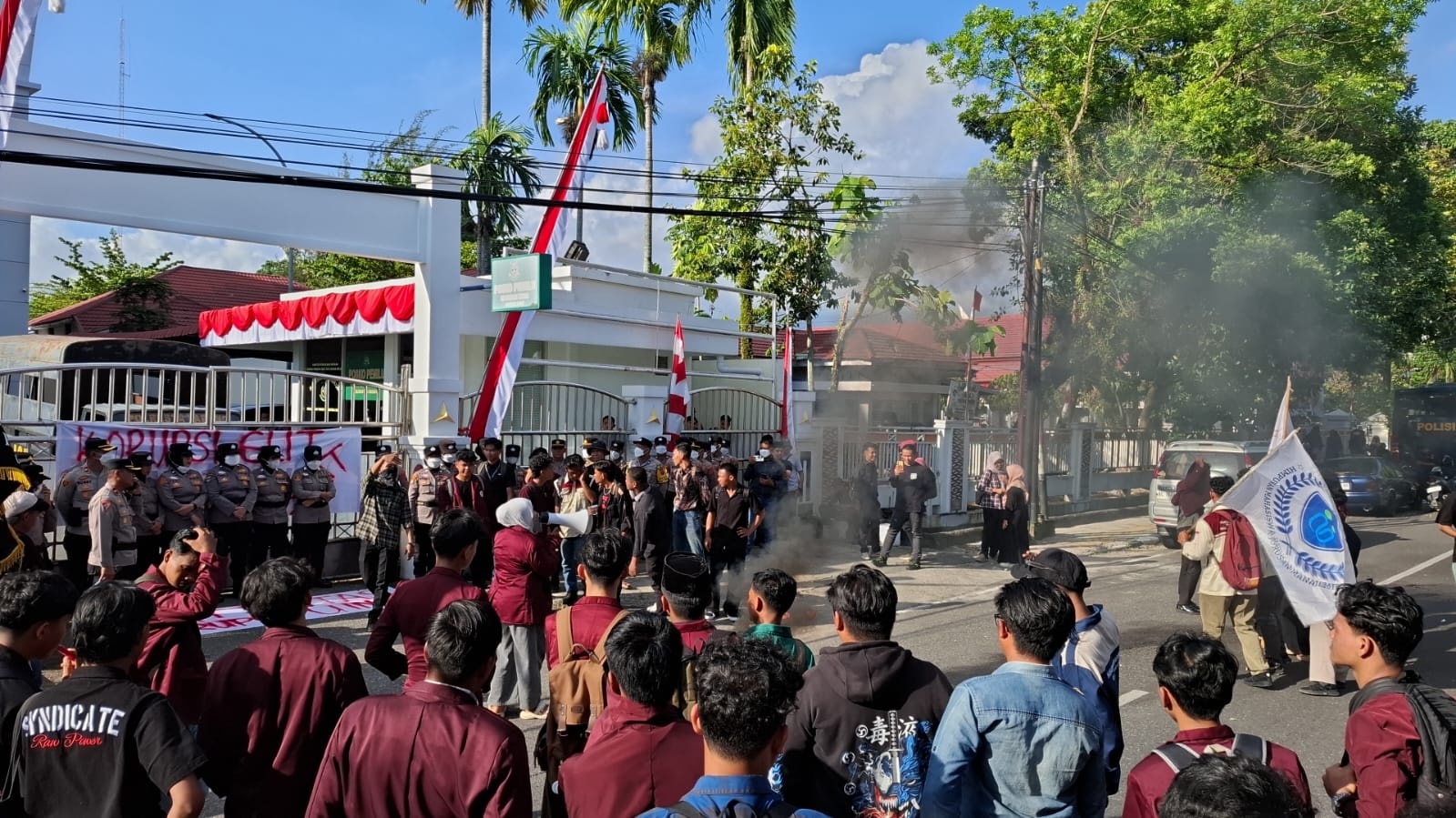 Demo Mahasiswa UIN Imam Bonjol Diwarnai Bakar Ban dan Aksi Dorong di Kejati Sumbar