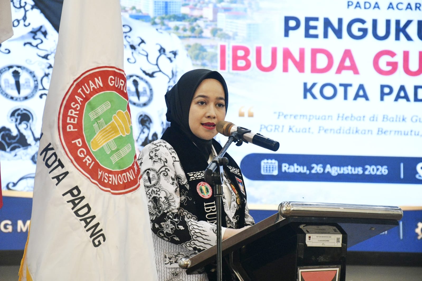 Dian Puspita Fadly Amran Dikukuhkan sebagai Ibunda Guru PGRI Kota Padang