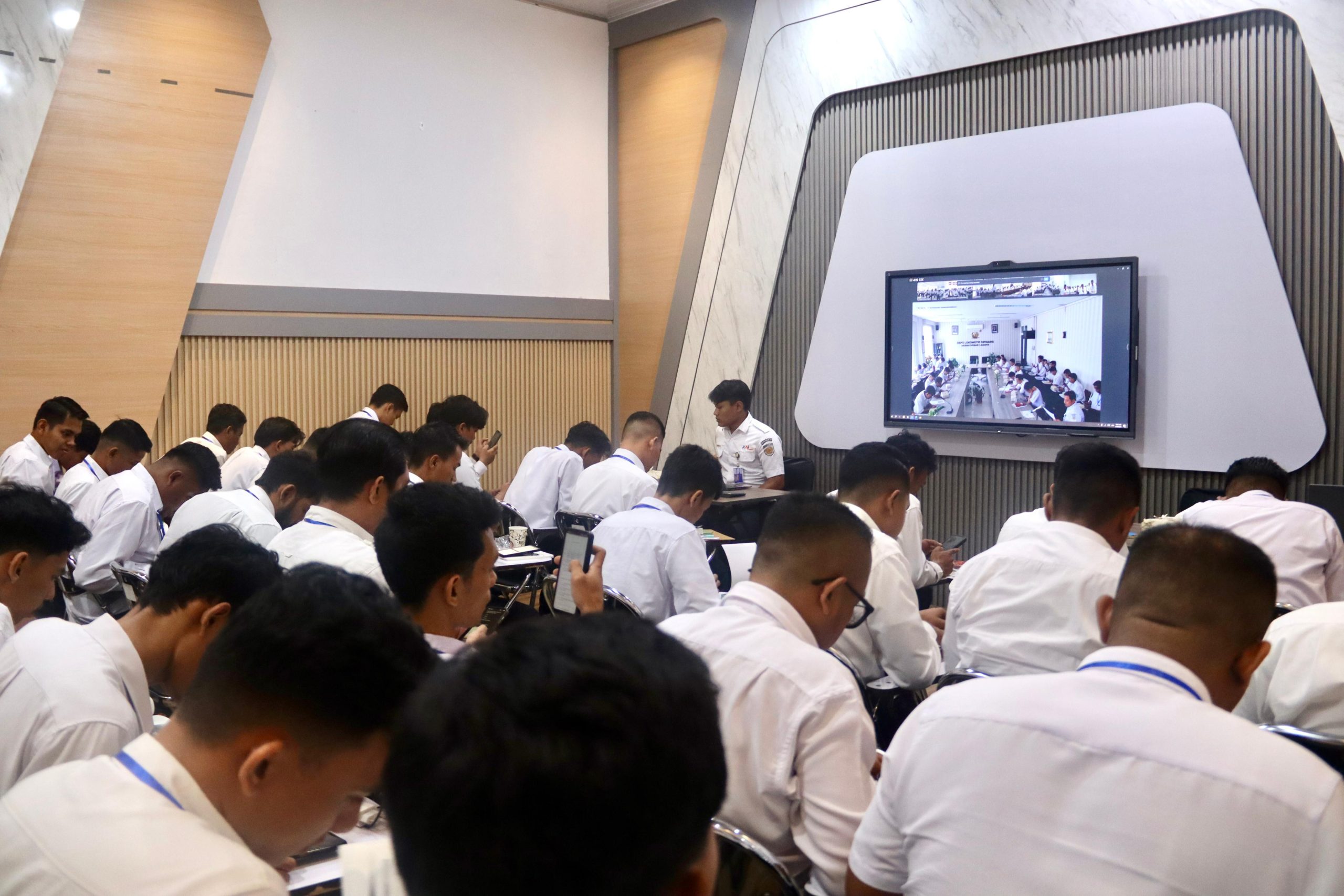 KAI Sumbar Beri Pembekalan 37 PJL Baru, Perkuat Keselamatan di Perlintasan Sebidang