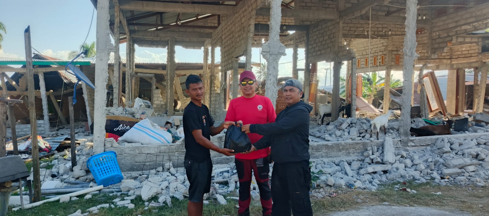 Semen Padang Peduli Salurkan 100 Paket Sembako untuk Warga Terdampak Gempa di Lamba Leda