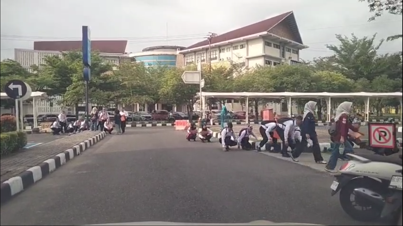 Anggota DPRD Sumbar Kritik UNP Usai Viral Mahasiswa Baru Disuruh Jalan Jongkok Masuk kampus
