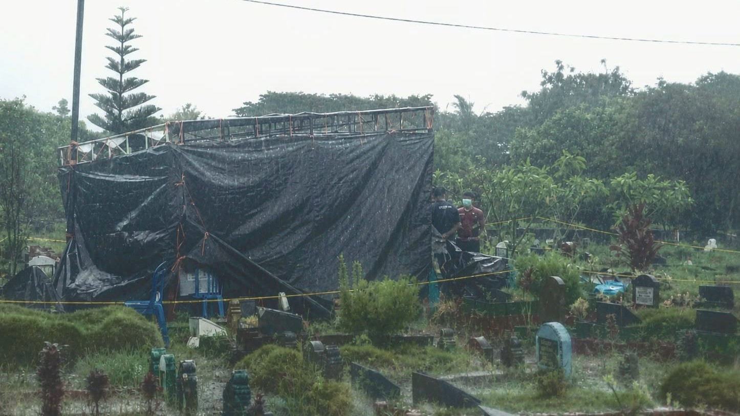 Ekshumasi dan Autopsi Jenazah Siswi SDN 33 Rawang Tetap Dilakukan di Tengah Hujan