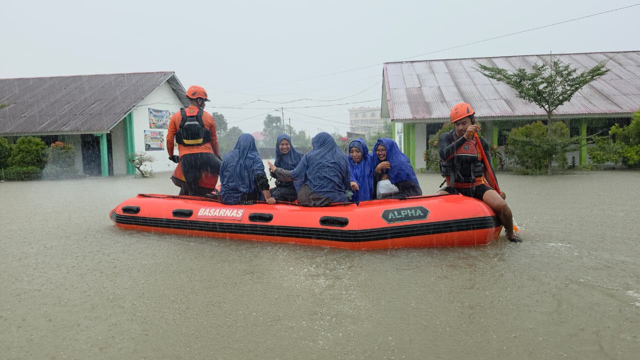 2.033 Warga Padang Terdampak Banjir Dievakuasi