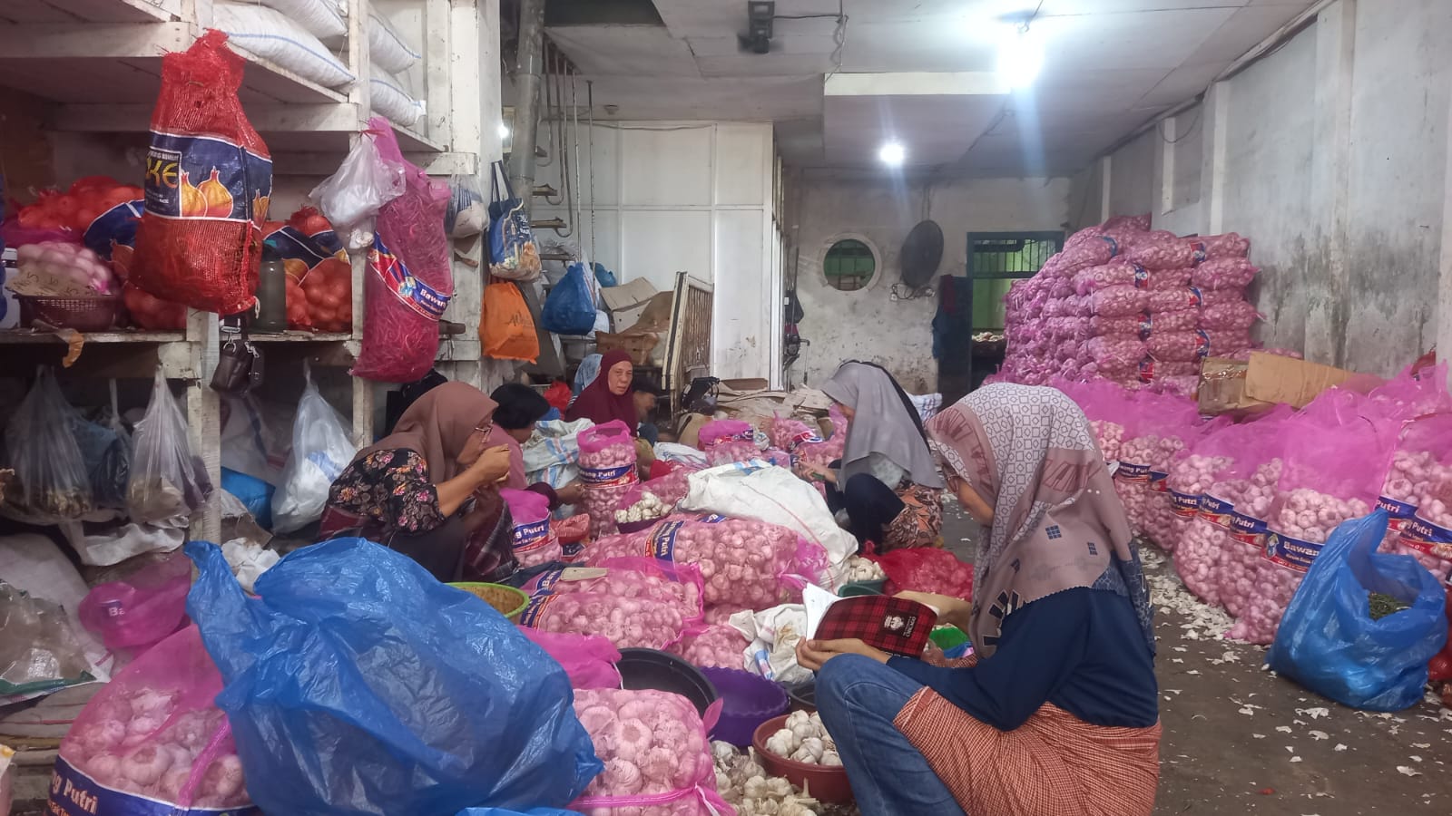 Cerita Buruh Pengupas Bawang Pasar Raya Padang, Dibayar Rp2.000/Kg