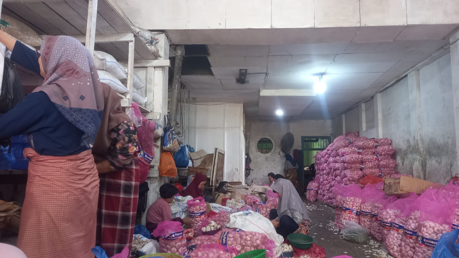 Respon Buruh Pengupas Bawang Pasar Raya Soal Prabowo Sebut Upah Rp700 Ribu