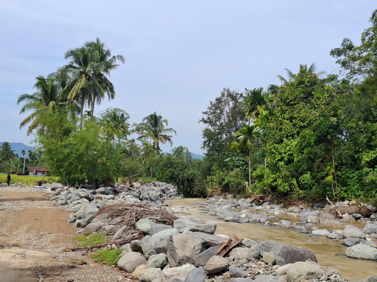 Mitigasi Banjir, BPBD Padang Bersihkan Material Bebatuan di Lapau Munggu