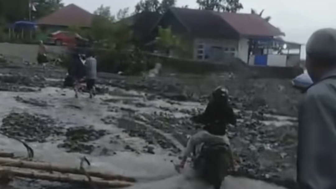Viral Warga di Maninjau Lewati Arus Sungai Akibat Jembatan Rusak