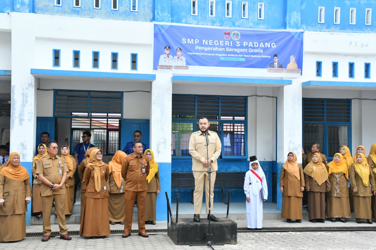 103 Siswa SMPN 3 Padang Dapat Seragam Gratis dari Program Padang Juara