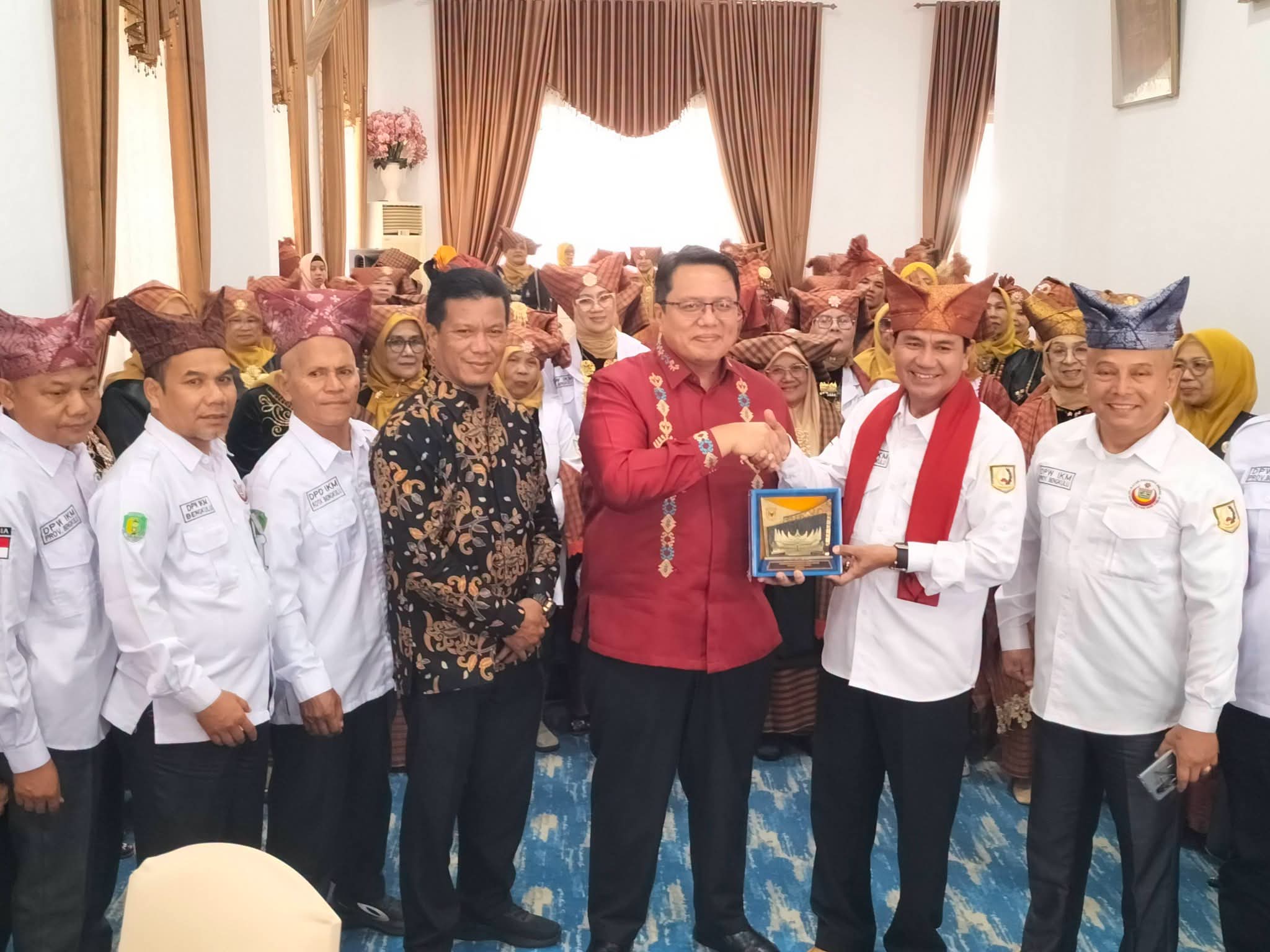 Ke Tanah Datar, IKM Bengkulu Lihat Pacu Jawi hingga Alue Katentong