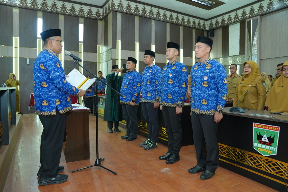 Sekda Sumbar Lantik 4 Pejabat Eselon III, Tegaskan Jabatan Ditentukan Berdasarkan Kinerja