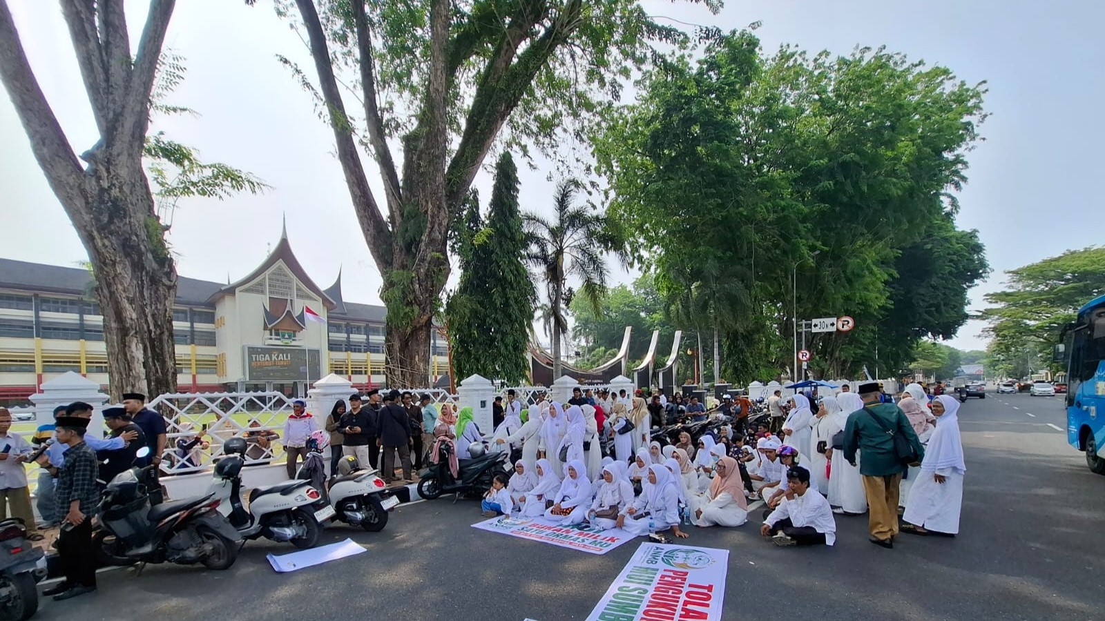 Aliansi Nahdliyin Muda Bersatu Tolak Pelantikan Pengurus MUI Sumbar, Gelar Aksi di Kantor Gubernur