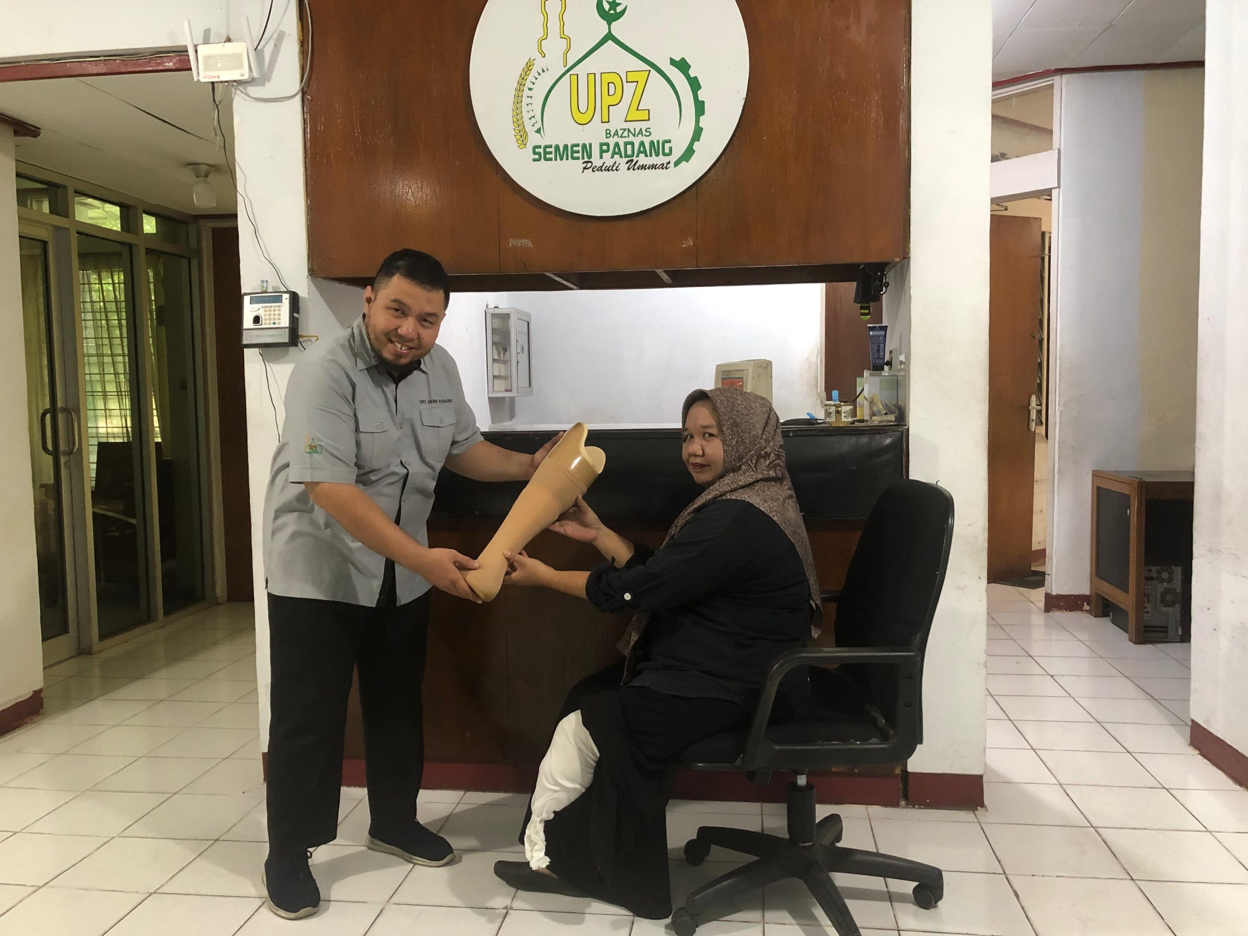 Kaki Palsu Pulihkan Harapan Rahma, Dibantu UPZ Semen Padang Kini Kembali Berjalan dan Berjualan Ayam