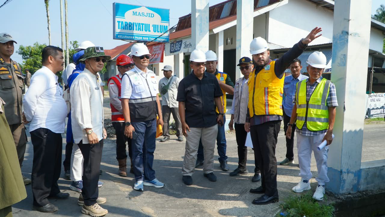 Wako Padang Cek Progres Pengerjaan Jalan 2,5 Km di Pasir Jambak
