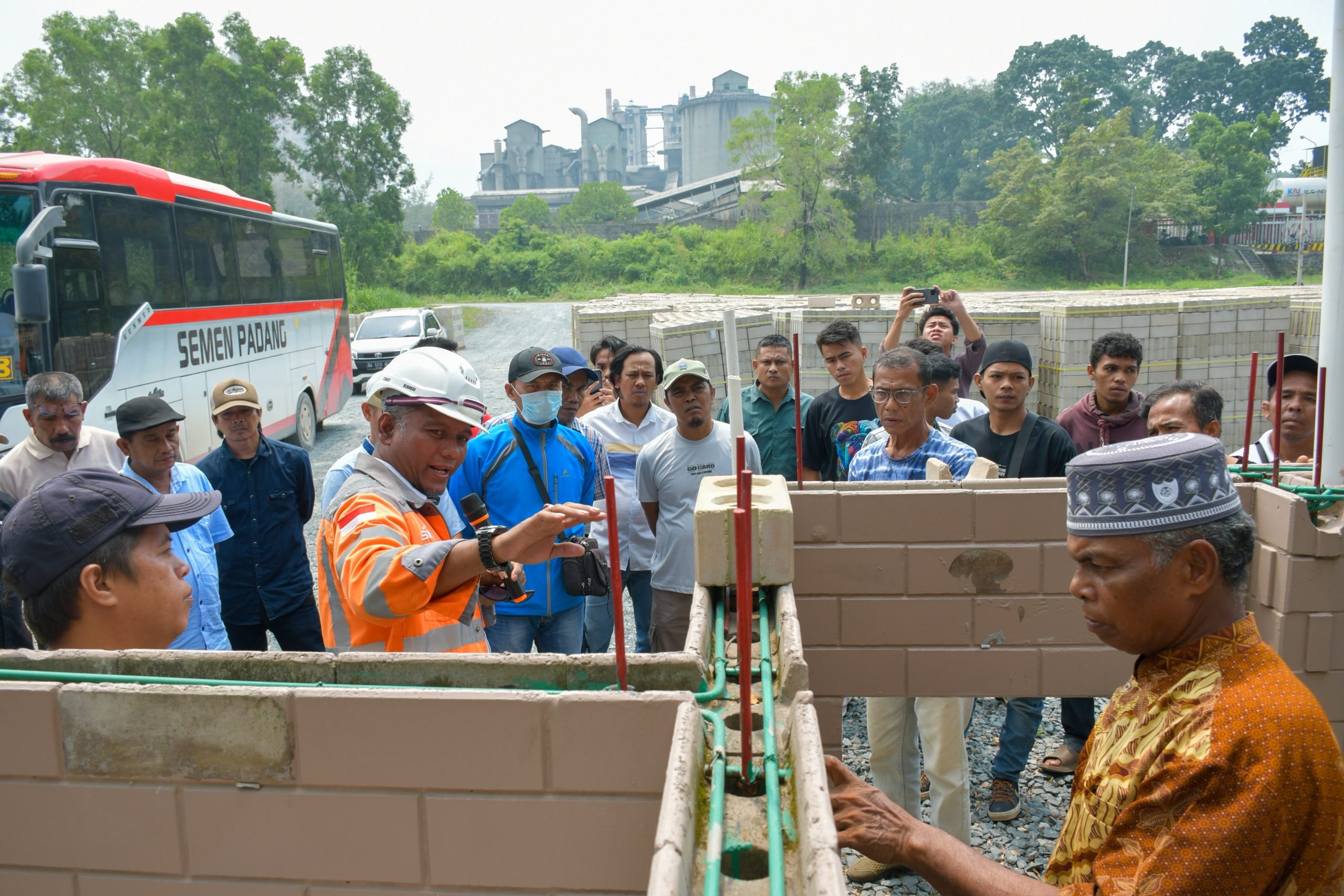 Bangun Lebih 1.000 Huntap di Sumbar, Semen Padang Bekali 36 Tukang Keahlian Pasang SEPABLOCK