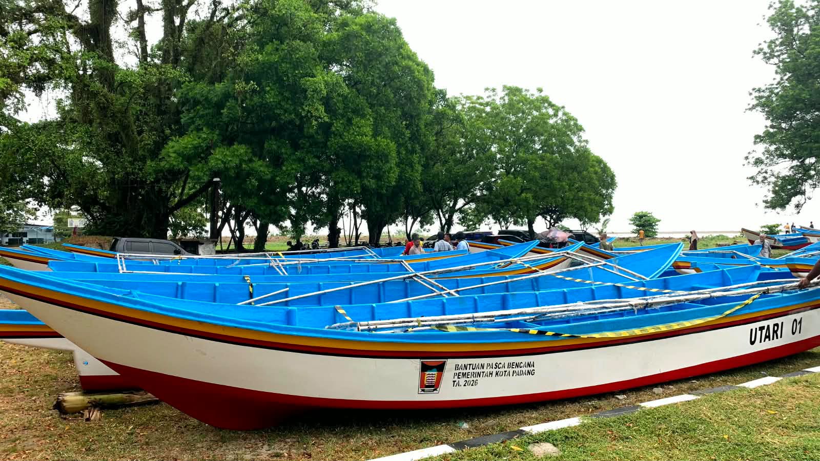 Pemulihan Pascabencana, Pemko Salurkan 19 Perahu Fiber untuk Nelayan di Padang Utara
