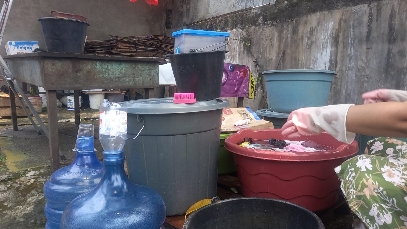 Air PDAM Tak Mengalir, Meliani Berjibaku Penuhi Kebutuhan 16 Anggota Keluarga