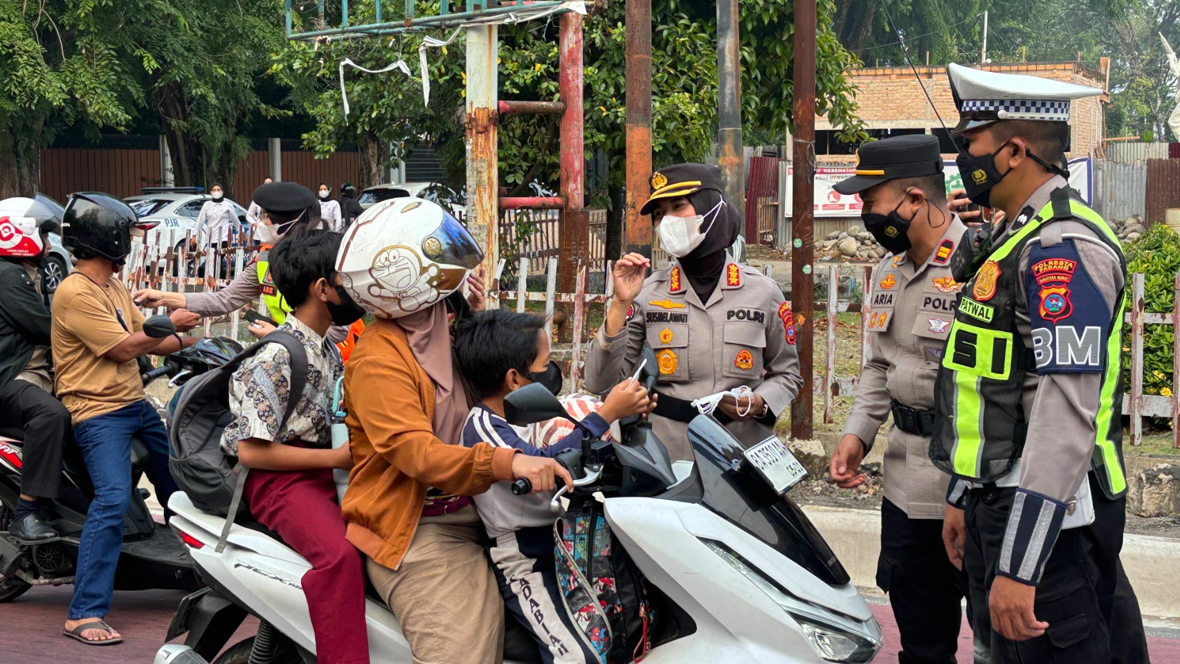 Dampak Kabut Asap, Polda Sumbar Bagikan Masker ke Warga di Sejumlah Persimpangan Kota Padang