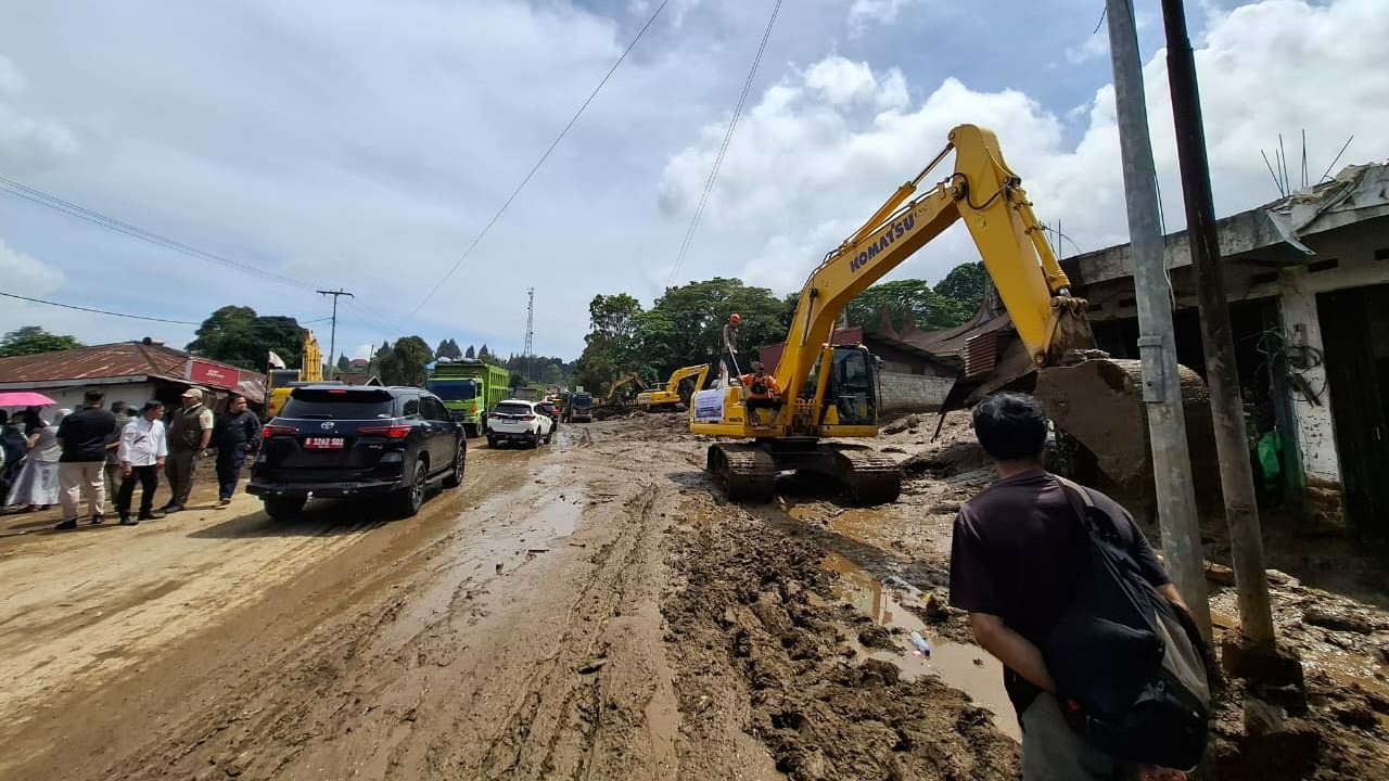 6 Ekskavator Bersihkan Lumpur dan Batu Galodo Solok
