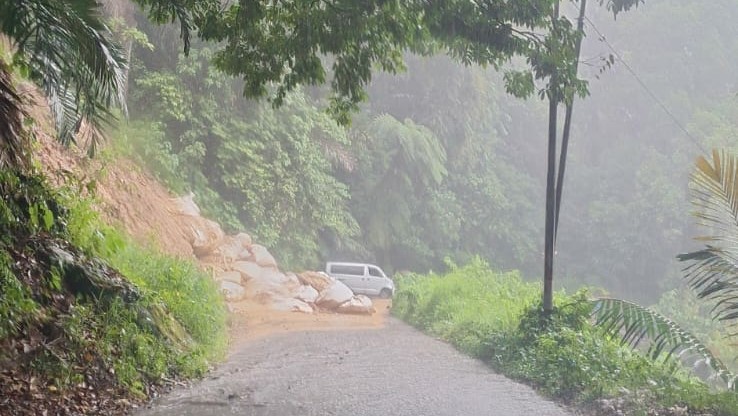 Longsor Tutup Akses Jalan di Kelok 8 Maninjau