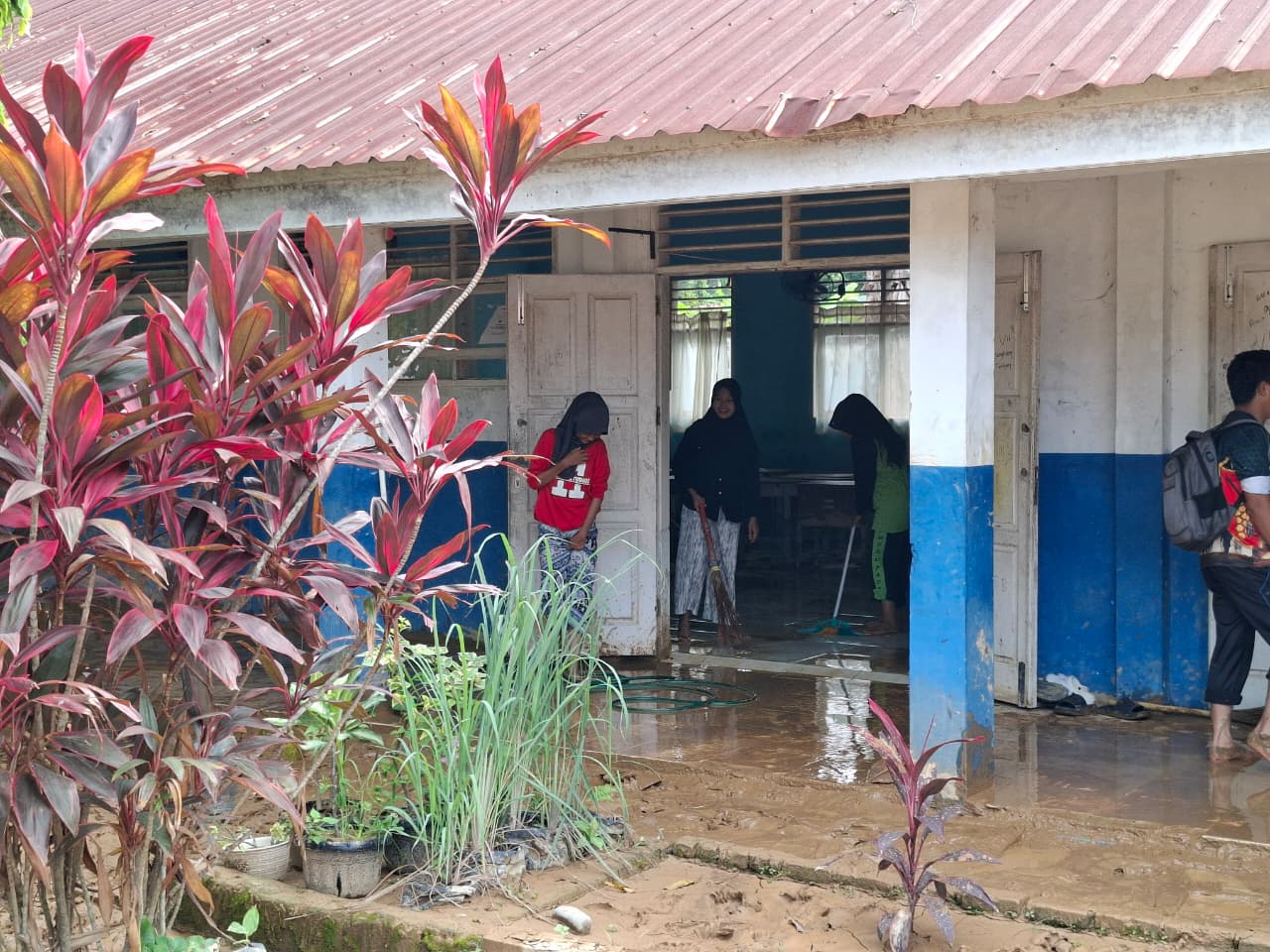 Banjir Kembali Rendam SMPN 41 Padang, Siswa dan Guru Berjibaku Bersihkan Lumpur