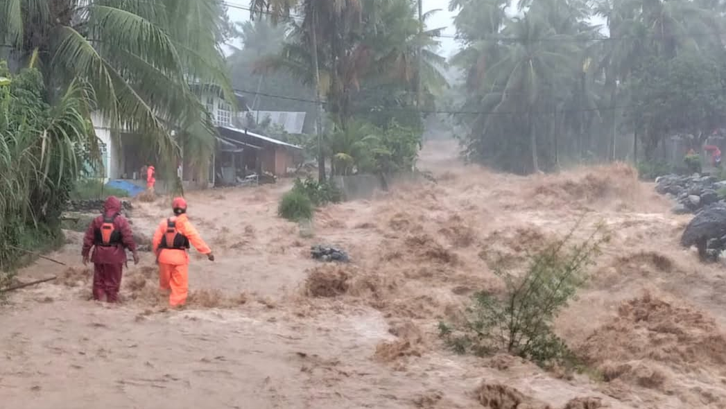 Banjir Padang dan Pessel, BPBD: 672 Warga Mengungsi, Jalan Nasional Putus
